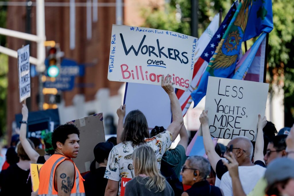 Protestas masivas por el Día del Trabajo acusan a Trump de favorecer a los ricos en EEUU