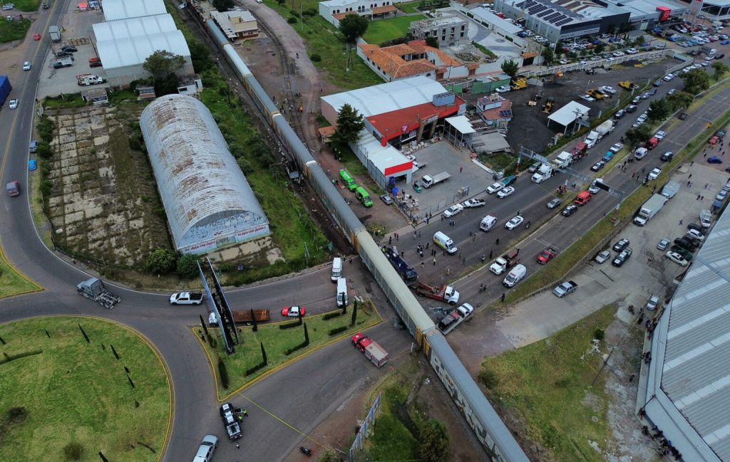 Suben a diez los muertos por el impacto de un tren con autobús en el Estado de México