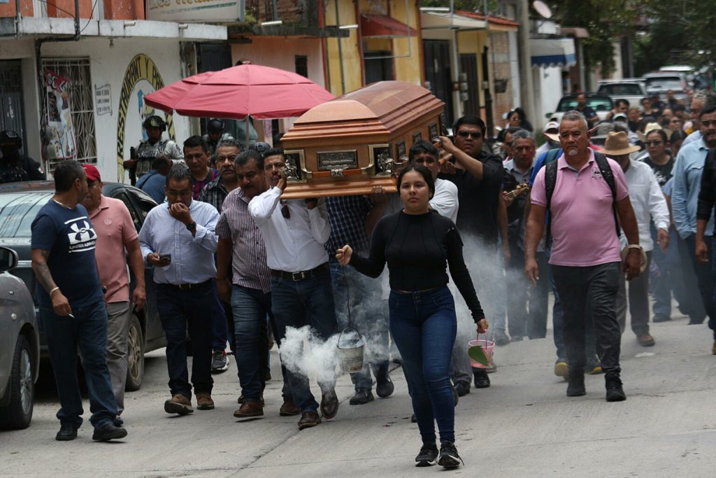 Agentes custodian el funeral de un funcionario asesinado en el estado mexicano de Guerrero
