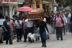 Agentes custodian el funeral de un funcionario asesinado en el estado mexicano de Guerrero