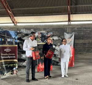 8-sep-P-3-Recorrio-presidenta-empacadora-de-carbon-vegetal