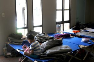 Juez suspende política de Trump que ponía fin a beneficios destinados a niños inmigrantes