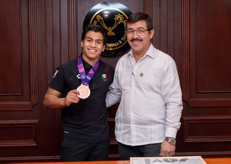 Reconoce-rector-a-Lalo-Sagastegui-por-sus-logros-deportivos-a-nivel-internacional-1-750x533