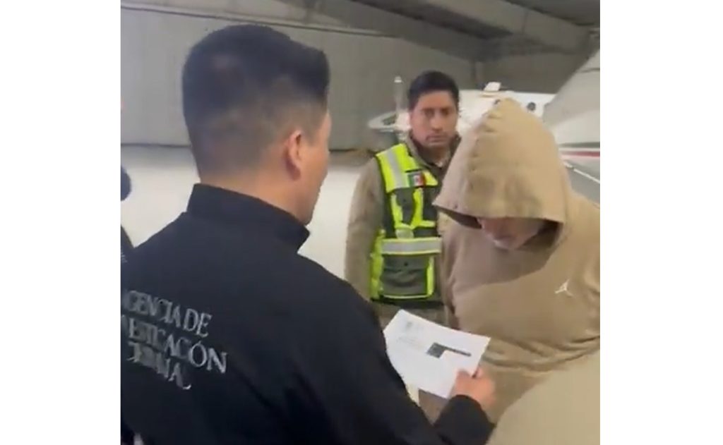 aterriza-en-toluca-el-avion-que-traslada-a-hernan-bermudez-lider-de-la-barredora-2