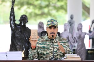 Nicolás Maduro dice que si Venezuela fuera agredida "pasaría a una etapa de lucha armada"