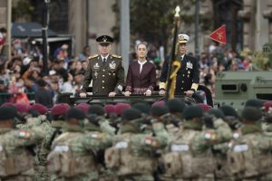 Celebran desfile del 215 aniversario de la Independencia de México