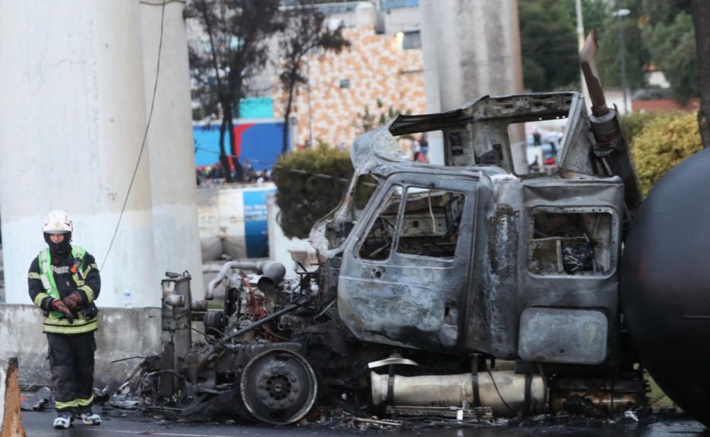 vehiculo-incinerado-por-explosion-de-pipa-en-iztapalapa
