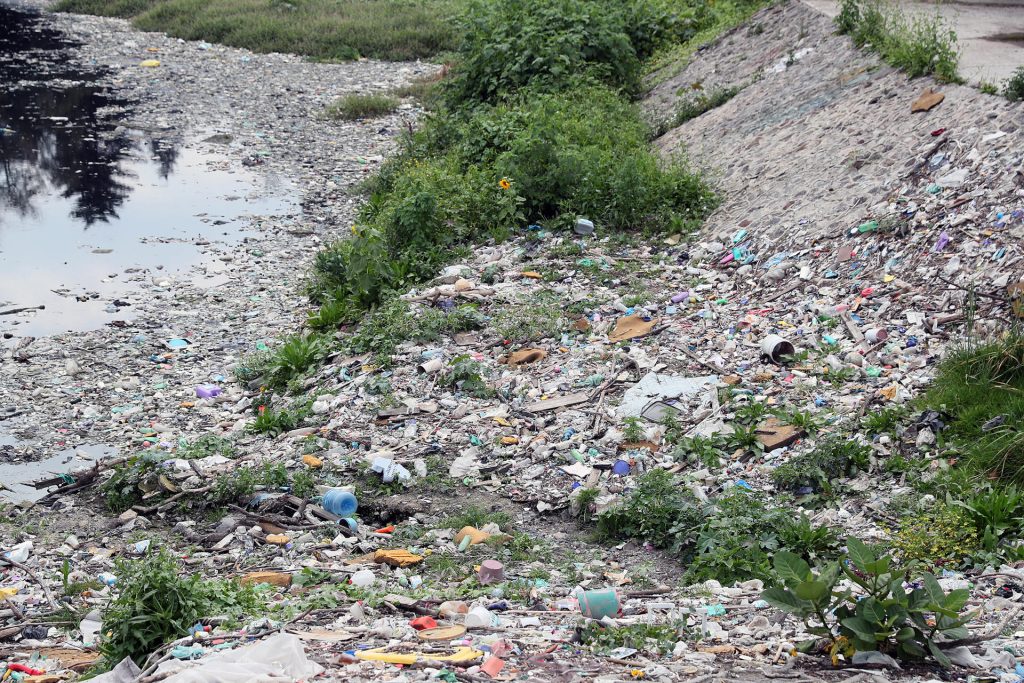 Lluvia extremas y exceso de basura desbordan el drenaje de Ciudad de México