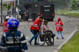 Indígenas hieren con flechas a cuatro policías en protesta ante Embajada de EEUU en Bogotá