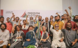 activista-de-la-flotilla-libertad-tras-su-liberacion-por-parte-de-israel