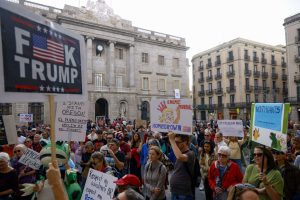 Decenas de estadounidenses protestan en España contra la "tiranía" de Trump