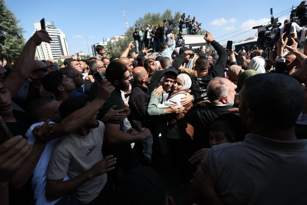 Los presos palestinos llegan a Gaza y Egipto e Israel dan por concluida su liberación