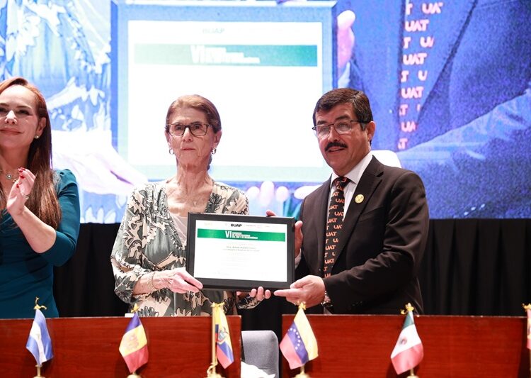 La-Dra.-Annie-Pardo-dicta-conferencia-magistral-en-la-UAT-1-750x533