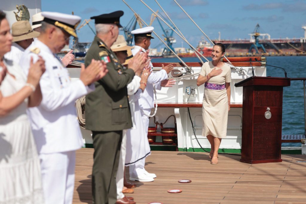 claudia-sheinbaum-aborda-por-primera-vez-el-buque-escuela-cuauhtemoc-6-1536x1023