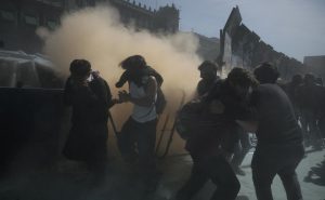 gas-lacrimogeno-contra-jovenes-participantes-de-la-marcha-de-la-generacion-z-en-la-cdmx