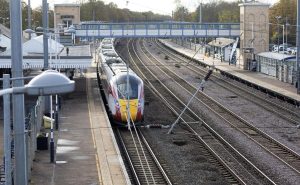 jovenes-britanicos-perpetran-ataque-con-cuchillos-en-tren-rumbo-a-londres