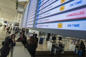 Más de 800 vuelos cancelados en EEUU en "inédita" reducción de tráfico por cierre federal