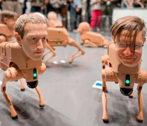 Perros robóticos con rostros de Musk, Bezos y Picasso acaparan la atención en Art Basel