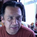 Marx Arriaga suma dos días atrincherado en oficina; anuncia asamblea